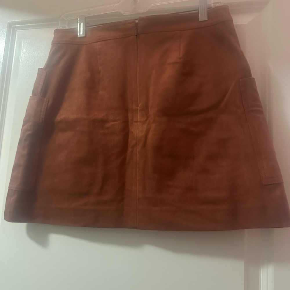 Elegant Brown Suede Skirt Set - Picture 2 of 3